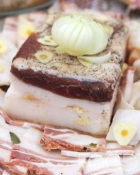 Соленое сало с чесноком