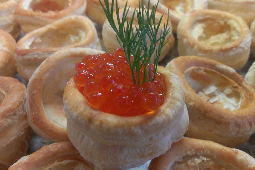 Рецепт волованы с икрой и малиновым вареньем