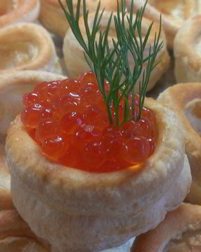 Волованы с икрой и малиновым вареньем
