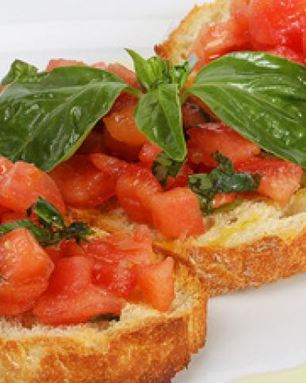 Брускетта с помидорами и базиликом