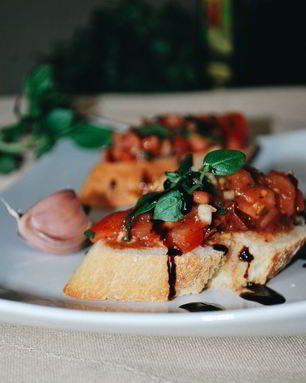 Брускетта с помидорами