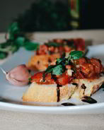 Брускетта с помидорами