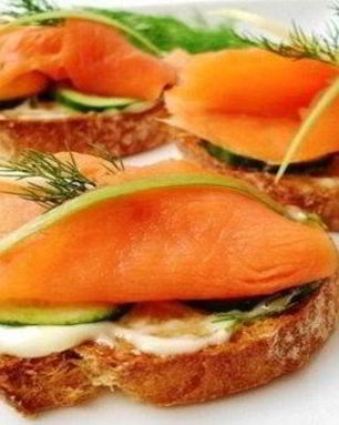 Аппетитные бутерброды с соленой семгой