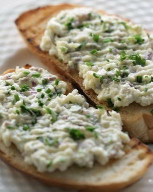 Бутерброд с сельдью и сливочным сыром