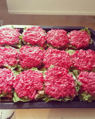 Бутерброд с селедкой и свеклой