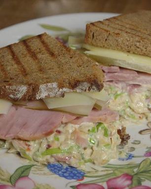 Бутерброд с ветчиной, квашеной капустой, яблоками и сыром