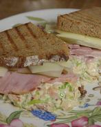 Бутерброд с ветчиной, квашеной капустой, яблоками и сыром