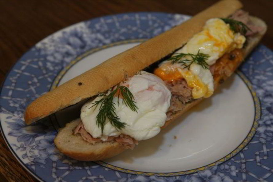 Рецепт бутерброд с яйцом, тунцом и тапенадом