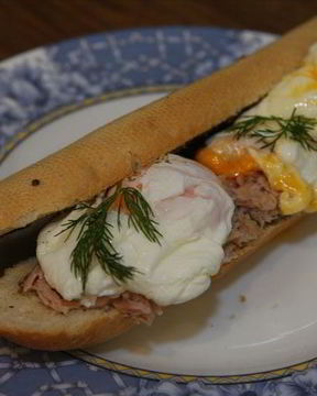 Бутерброд с яйцом, тунцом и тапенадом