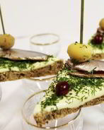 Бутерброды с килькой