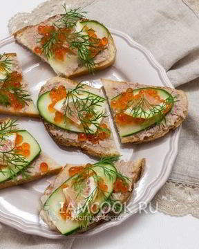 Бутерброды с красной икрой и печенью трески