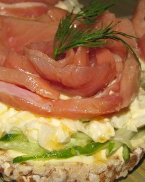 Бутерброды с огурцом и горбушей