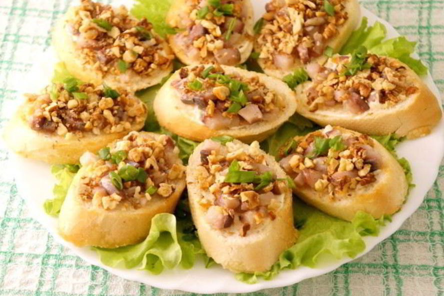 Рецепт бутерброды с сельдью и орехами