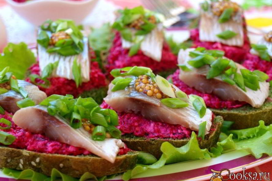 Рецепт бутерброды с сельдью и свекольно-горчичной намазкой