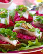 Бутерброды с сельдью и свекольно-горчичной намазкой