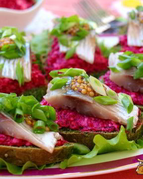 Бутерброды с сельдью и свекольно-горчичной намазкой