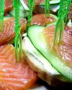 Бутерброды с семгой и огурцом