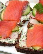 Бутерброды с семгой и редисом