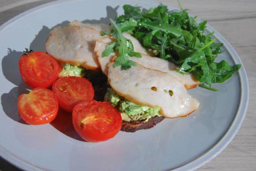 Рецепт бутерброды с ветчиной, помидорами-гриль и руколой