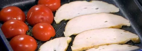 бутерброды с ветчиной, помидорами-гриль и руколой. Шаг 2