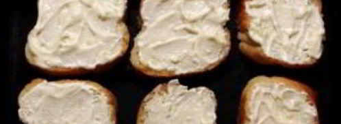 бутерброды со шпротами в духовке. Шаг 3