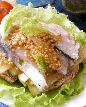 Бутерброды со скумбрией и яблоками