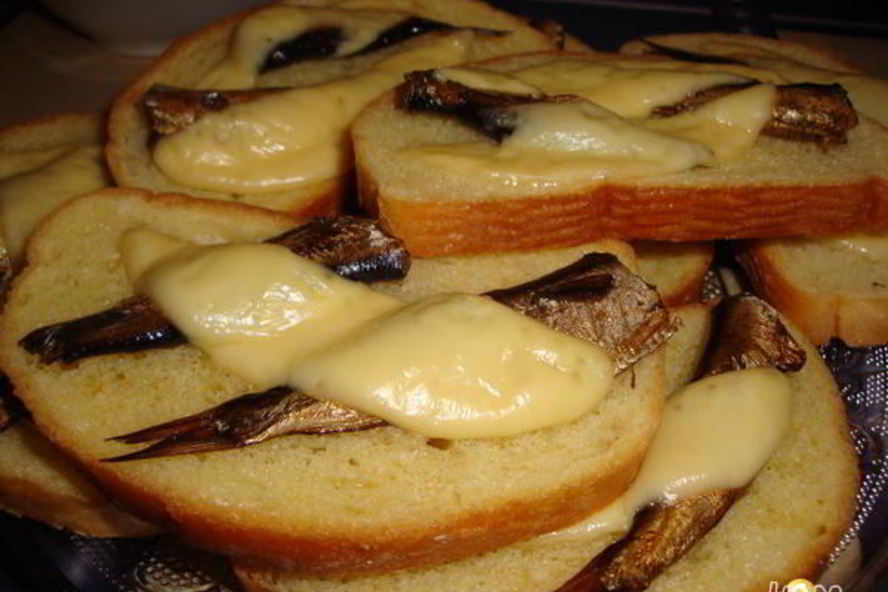 Рецепт бутерброды сырные шпроты