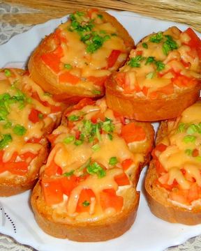 Бутерброды в духовке с помидорами