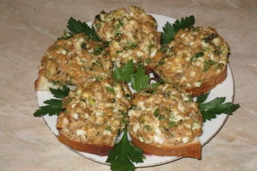 Рецепт горячие бутерброды с горбушей, яйцом и зеленью