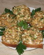 Горячие бутерброды с горбушей, яйцом и зеленью