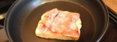 горячие бутерброды с колбасой и сыром. Шаг 2