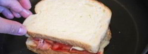 горячие бутерброды с колбасой и сыром. Шаг 3