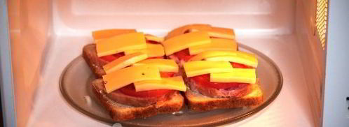 горячие бутерброды с колбасой в микроволновке. Шаг 5