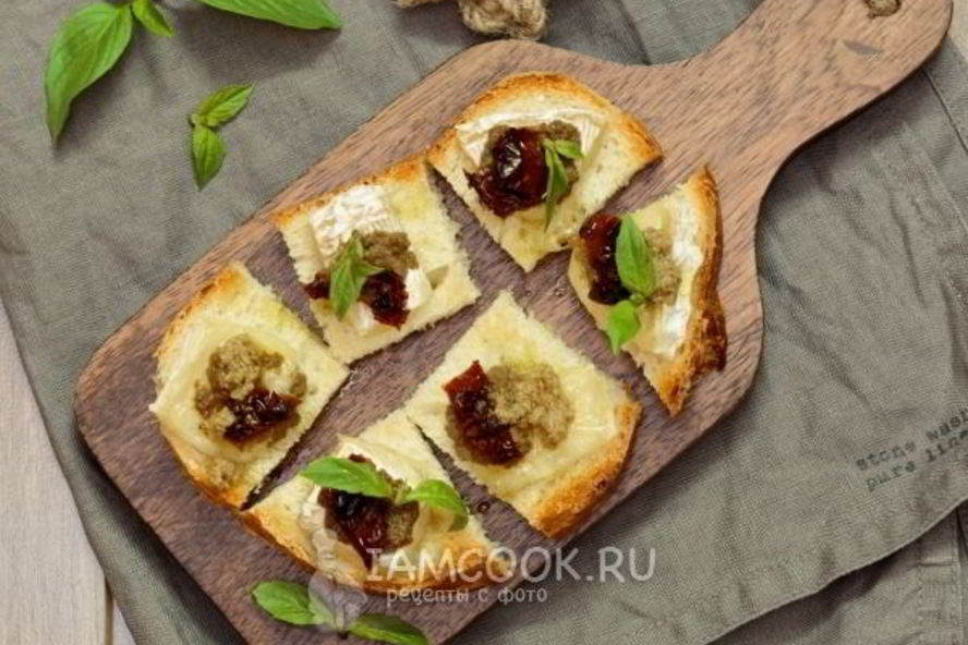 Рецепт мини-бутерброды с бри, тапенадой и вялеными помидорами