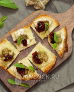 Мини-бутерброды с бри, тапенадой и вялеными помидорами