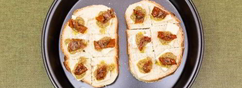 мини-бутерброды с бри, тапенадой и вялеными помидорами. Шаг 8