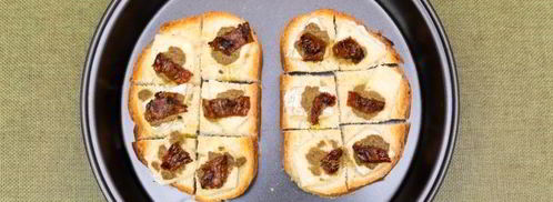 мини-бутерброды с бри, тапенадой и вялеными помидорами. Шаг 11