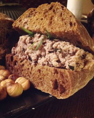 Скандинавский многоэтажный мясной бутерброд с вишневым соусом