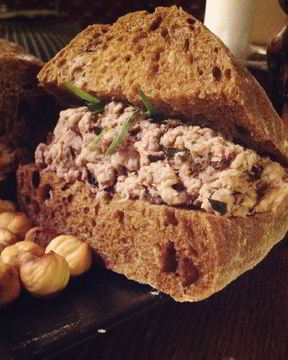 Скандинавский многоэтажный мясной бутерброд с вишневым соусом