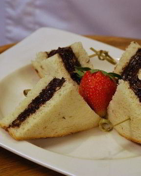 Сладкий бутерброд с ореховой пастой