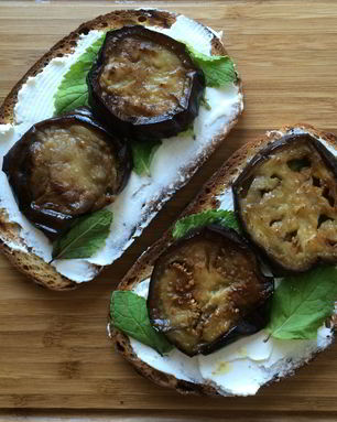 Утренний бутерброд с козьим сыром, мятой и баклажаном