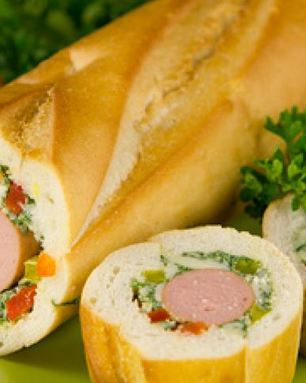 Закрытый бутерброд с сосисками, соленым огурцом и болгарским перцем