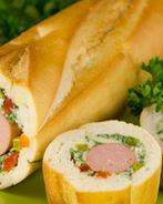 Закрытый бутерброд с сосисками, соленым огурцом и болгарским перцем