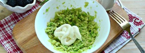 закусочные бутерброды с черной икрой и авокадо. Шаг 2