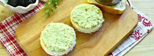 закусочные бутерброды с черной икрой и авокадо. Шаг 3