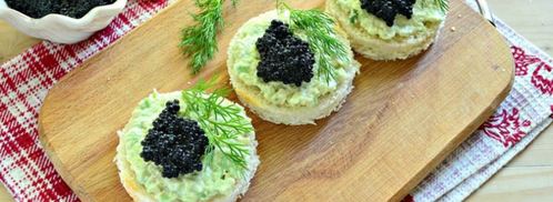 закусочные бутерброды с черной икрой и авокадо. Шаг 4