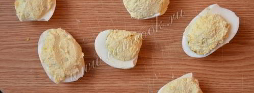 яйца фаршированные красной икрой. Шаг 5