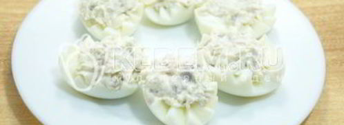 яйца фаршированные сельдью. Шаг 5