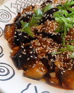 Горячая закуска из баклажан в остром соусе