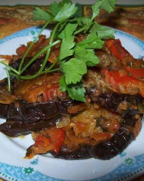 Горячая закуска — соте из баклажанов с помидорами и перцем